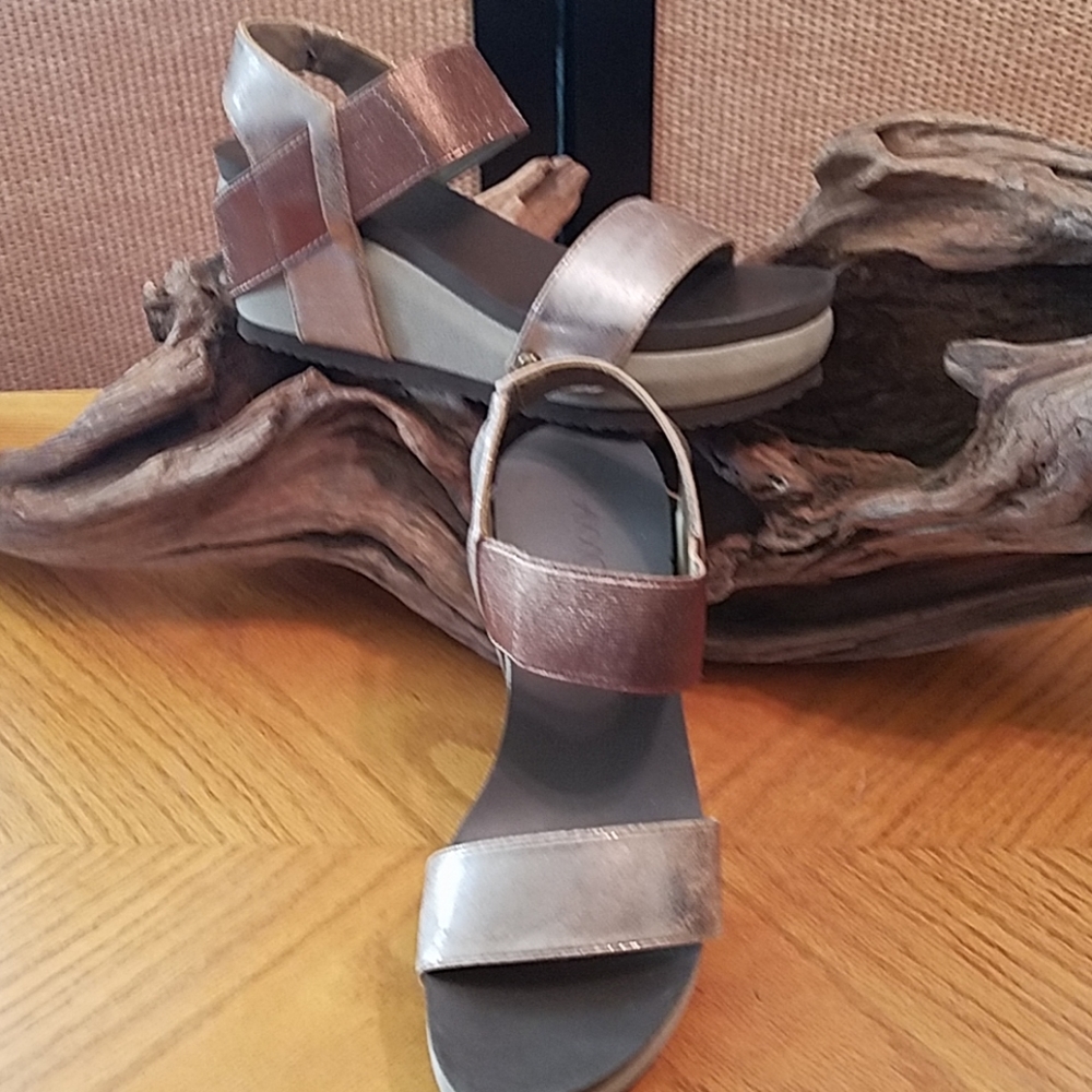 AXXIOM PLATFORM SANDALS BRONZE SIZE 6M